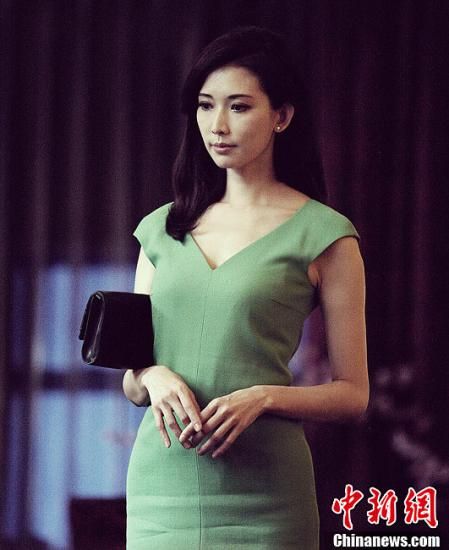 林志玲穿婚纱向男星屈膝撒娇 外型似父女