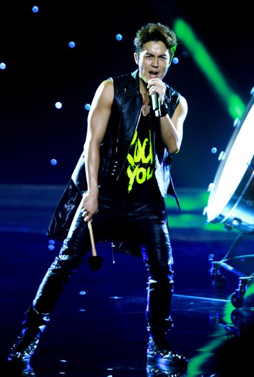 《全能星战》周五掀摇滚旋风 龚琳娜唱腔遭质疑