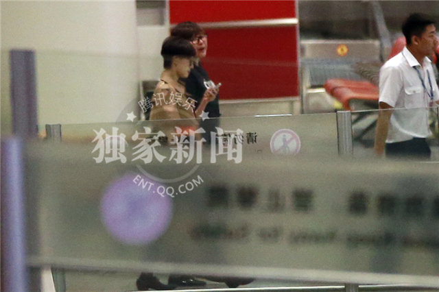 孙俪获艾美奖提名 斗篷搭肩“辣妈”来袭秀黑丝