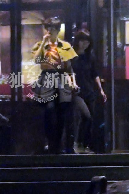 孙俪获艾美奖提名 斗篷搭肩“辣妈”来袭秀黑丝