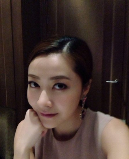 熊黛林捧场刘嘉玲新开餐厅庆生 友人送玫瑰蛋糕