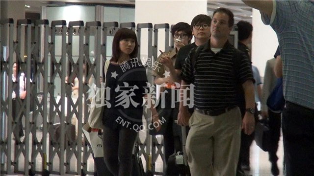 孙俪获艾美奖提名 斗篷搭肩“辣妈”来袭秀黑丝