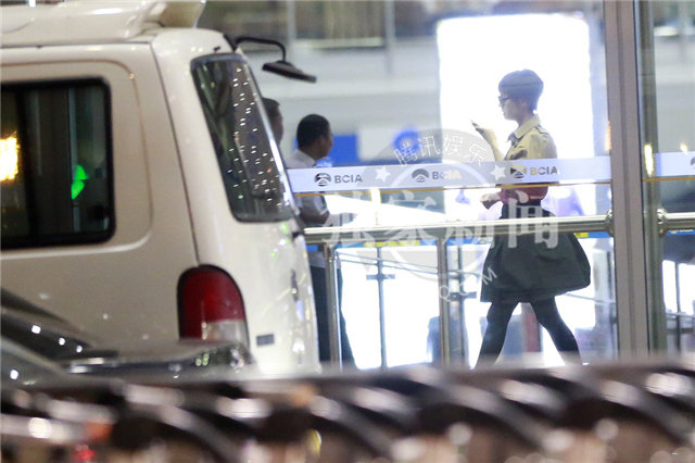 孙俪获艾美奖提名 斗篷搭肩“辣妈”来袭秀黑丝