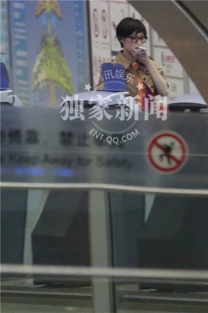 孙俪获艾美奖提名 斗篷搭肩“辣妈”来袭秀黑丝