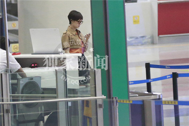 孙俪获艾美奖提名 斗篷搭肩“辣妈”来袭秀黑丝