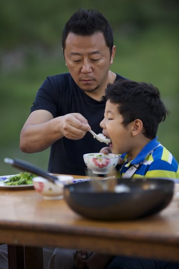 《爸爸去哪儿》周五首播 林志颖开拖拉机找食材