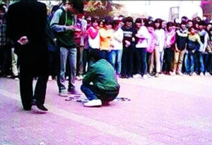 《好声音》庆功宴内场李琦吹瓶子那英豪饮(图)