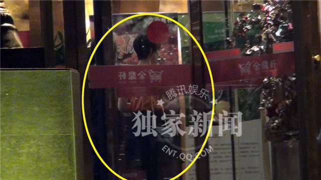 孙俪获艾美奖提名 斗篷搭肩“辣妈”来袭秀黑丝