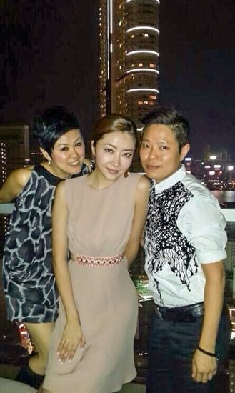 熊黛林捧场刘嘉玲新开餐厅庆生 友人送玫瑰蛋糕