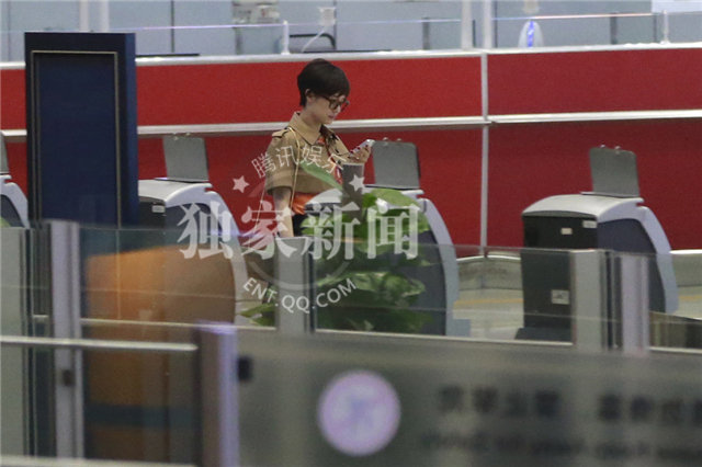 孙俪获艾美奖提名 斗篷搭肩“辣妈”来袭秀黑丝