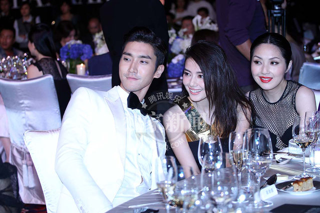 成龙桌下牵手范冰冰 当众豪坐李冰冰大腿