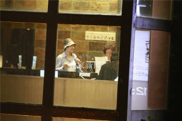 蒋雯丽圆帽遮脸现身美容院 低调着装似邻家阿姨