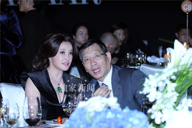刘晓庆戴百万翡翠台下自己补妆 与商业精英热聊