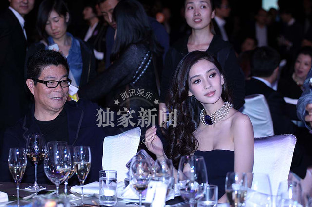 成龙桌下牵手范冰冰 当众豪坐李冰冰大腿