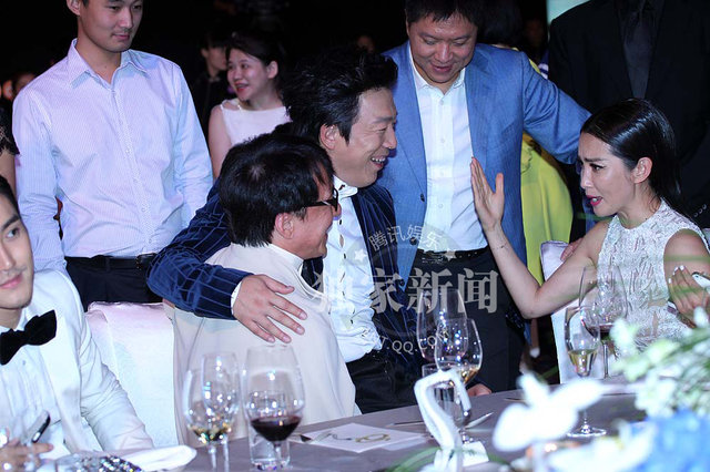 成龙桌下牵手范冰冰 当众豪坐李冰冰大腿