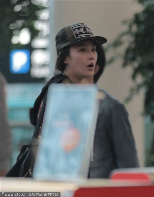 张馨予素颜打哈欠 缺席发布会疑未走出分手阴影