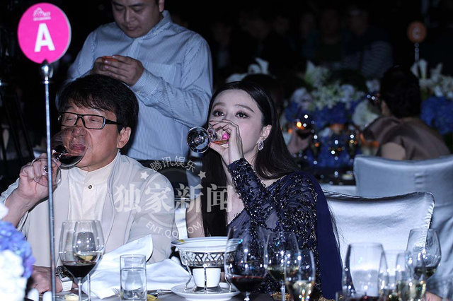 成龙桌下牵手范冰冰 当众豪坐李冰冰大腿