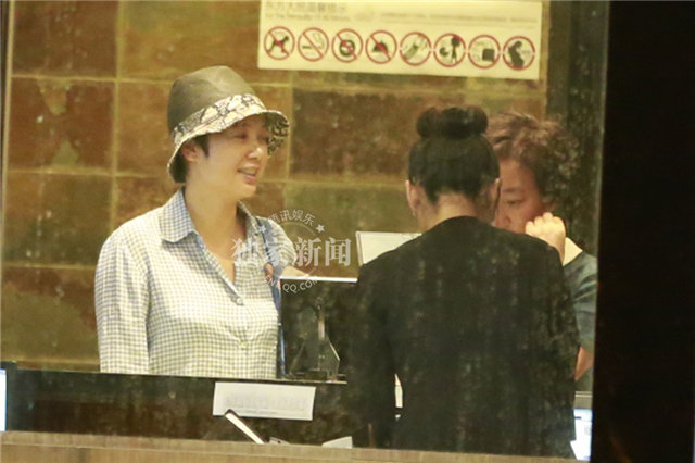 蒋雯丽圆帽遮脸现身美容院 低调着装似邻家阿姨