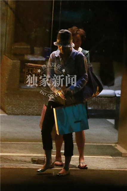 蒋雯丽圆帽遮脸现身美容院 低调着装似邻家阿姨