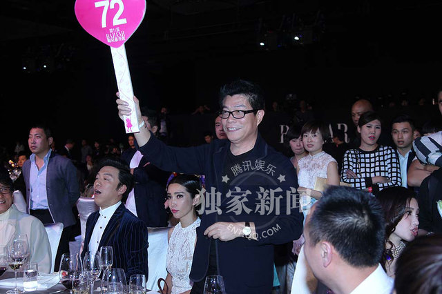 成龙桌下牵手范冰冰 当众豪坐李冰冰大腿