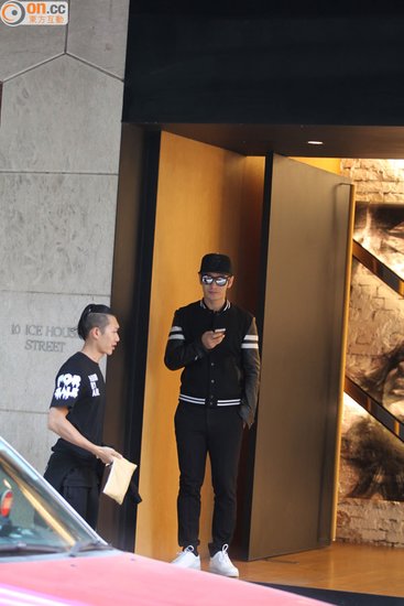 黄晓明中环逛街无心挑选商品 专心低头玩手机