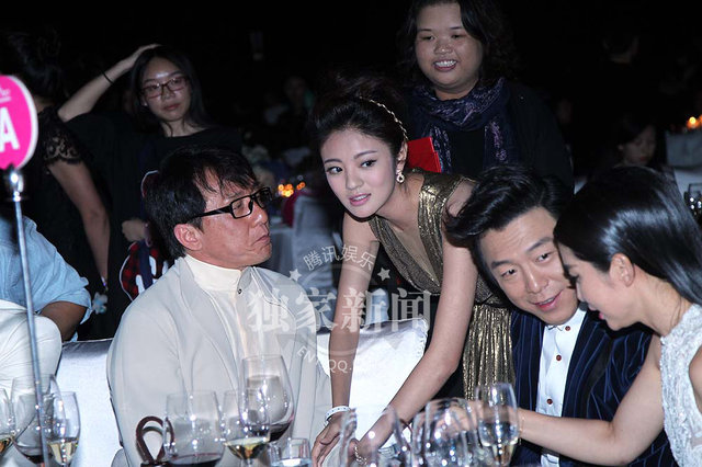 成龙桌下牵手范冰冰 当众豪坐李冰冰大腿