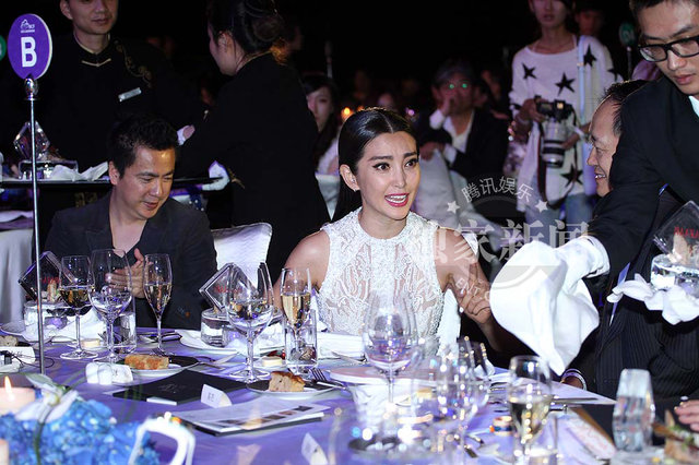 成龙桌下牵手范冰冰 当众豪坐李冰冰大腿