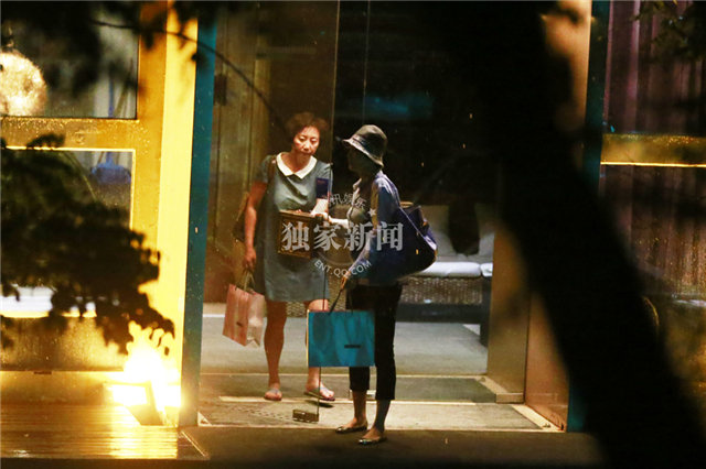 蒋雯丽圆帽遮脸现身美容院 低调着装似邻家阿姨