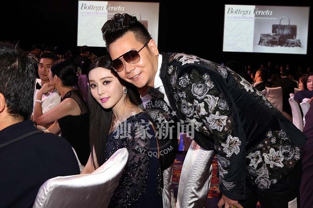 成龙桌下牵手范冰冰 当众豪坐李冰冰大腿