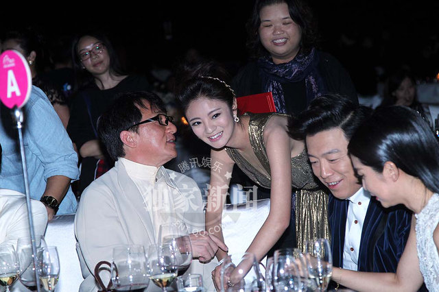 成龙桌下牵手范冰冰 当众豪坐李冰冰大腿