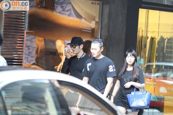 黄晓明中环逛街无心挑选商品 专心低头玩手机