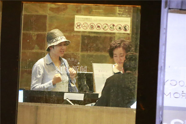 蒋雯丽圆帽遮脸现身美容院 低调着装似邻家阿姨