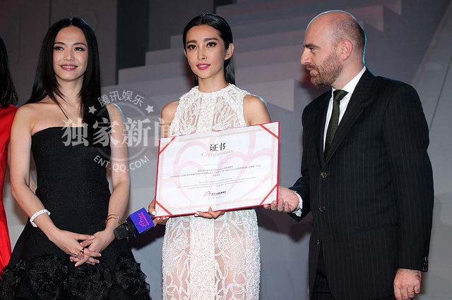 成龙桌下牵手范冰冰 当众豪坐李冰冰大腿