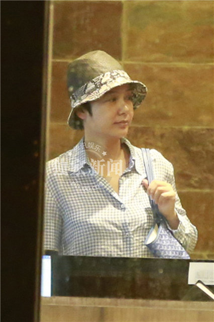 蒋雯丽圆帽遮脸现身美容院 低调着装似邻家阿姨