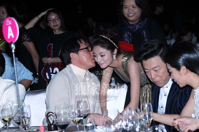 成龙桌下牵手范冰冰 当众豪坐李冰冰大腿