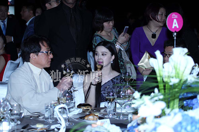 成龙桌下牵手范冰冰 当众豪坐李冰冰大腿