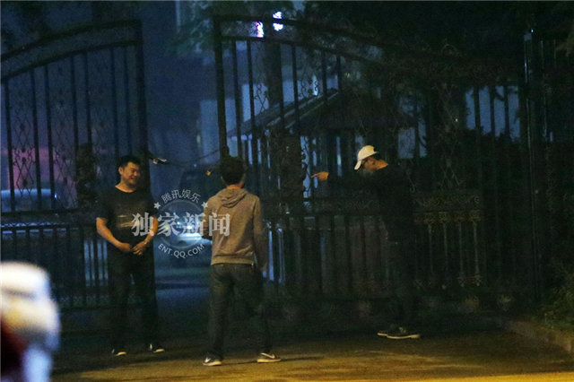 蒋雯丽圆帽遮脸现身美容院 低调着装似邻家阿姨