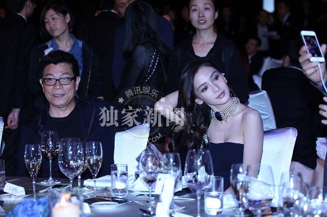 成龙桌下牵手范冰冰 当众豪坐李冰冰大腿