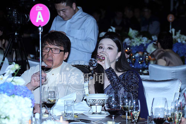 成龙桌下牵手范冰冰 当众豪坐李冰冰大腿