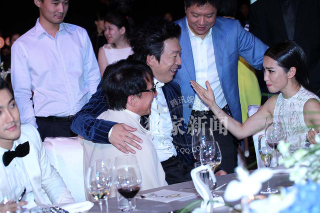 成龙桌下牵手范冰冰 当众豪坐李冰冰大腿