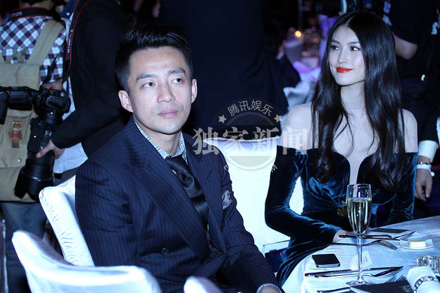 成龙桌下牵手范冰冰 当众豪坐李冰冰大腿