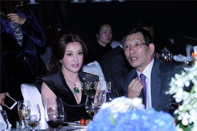 刘晓庆戴百万翡翠台下自己补妆 与商业精英热聊