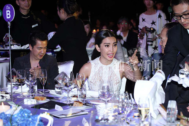 成龙桌下牵手范冰冰 当众豪坐李冰冰大腿