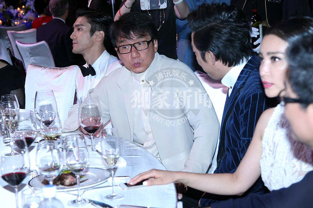 成龙桌下牵手范冰冰 当众豪坐李冰冰大腿