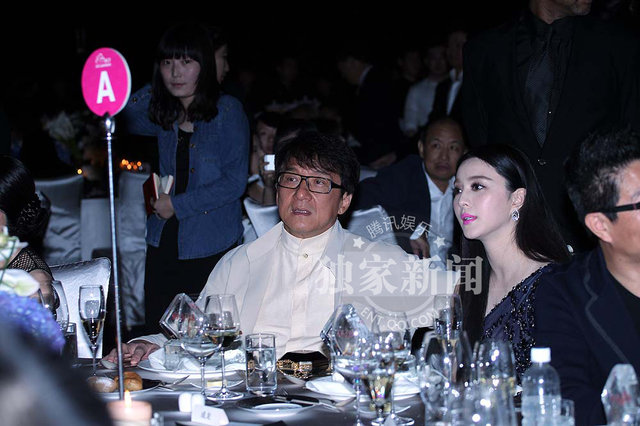 成龙桌下牵手范冰冰 当众豪坐李冰冰大腿