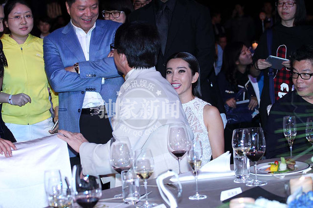 成龙桌下牵手范冰冰 当众豪坐李冰冰大腿