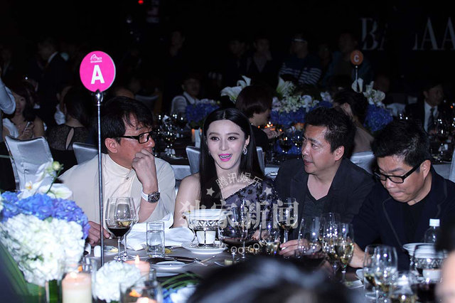 成龙桌下牵手范冰冰 当众豪坐李冰冰大腿