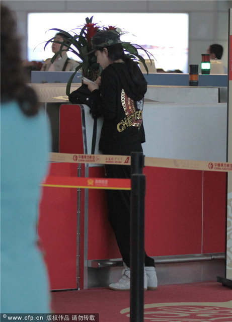 张馨予素颜打哈欠 缺席发布会疑未走出分手阴影