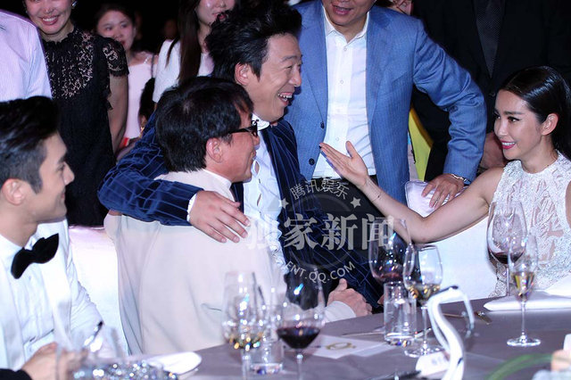 成龙桌下牵手范冰冰 当众豪坐李冰冰大腿