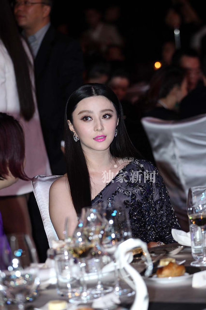 成龙桌下牵手范冰冰 当众豪坐李冰冰大腿